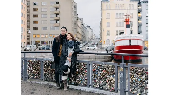 6 Potret Mesra Donna Agnesia dan Darius saat Liburan di Finlandia, Jadi Sorotan