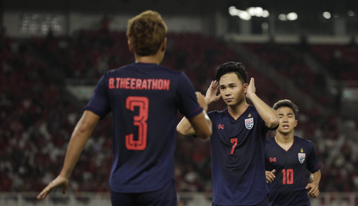 Gelandang Thailand, Supachok Sarachat, merayakan gol ke gawang Timnas Indonesia pada laga Kualifikasi Piala Dunia 2022 di SUGBK, Jakarta, Selasa (10/9). Indonesia kalah 0-3 dari Thailand. (AFP/Vitalis Yogi Trisna)