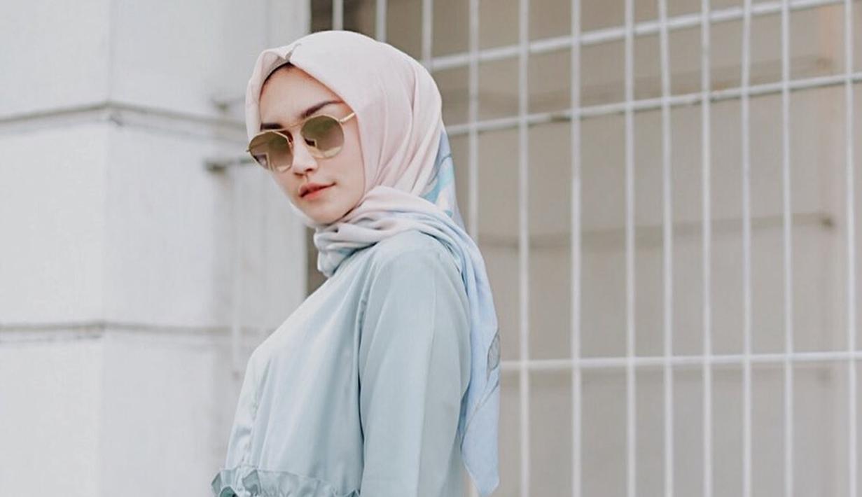 Tampil dengan blouse tosca dan hijab motif, gaya pemeran sinetron Dia Bukan Cinderella ini semakin elegan dengan kacamata berlensa gelap. Penampilannya terlihat santai namun berkelas. (Liputan6.com/IG/@melodyprima)