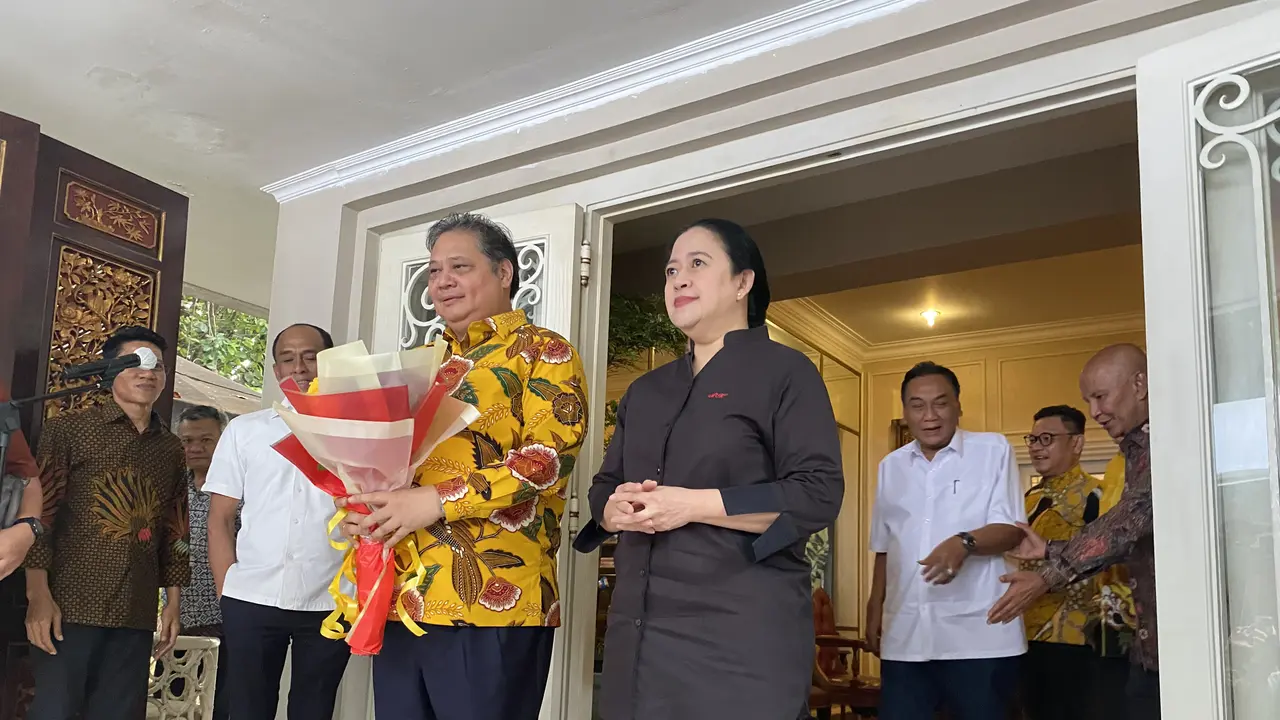 Ketua DPP PDIP Puan Maharani mendapat hadiah buket bunga mawar merah dan kuning dari Ketua Umum Partai Golkar Airlangga Hartarto usai menggelar pertemuan hari ini, Kamis (27/7/2023) di Jalan Tirtayasa Raya No 32 Kebayoran Baru Jakarta Selatan.