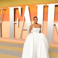 Kim Kardashian dikenal sebagai ikon fashion yang kerap tampil glamor dengan gaun ketat, kali ini ia tampil dengan gaun pengantin di Oscar 2025.  [@kimkardashian].