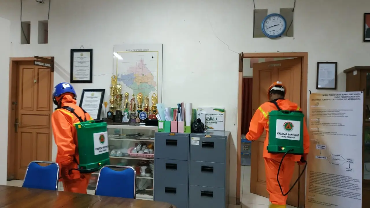 Tagana Banyumas mendisinfeksi gedung dan lingkungan Unsoed Purwokerto untuk mencegah mewabahnya virus Corona atau Covid-19. (Foto: Liputan6.com/Tagana Banyumas/Muhamad Ridlo)