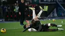 Pemain Napoli, Romelu Lukaku berebut bola dengan pemain Lazio, Alessio Romagnoli dalam laga lanjutan Liga Italia 2024/2025 di Olympic Stadium, Roma, Italia, Minggu (16/02/2025) WIB. (AFP/Filippo Monteforte)