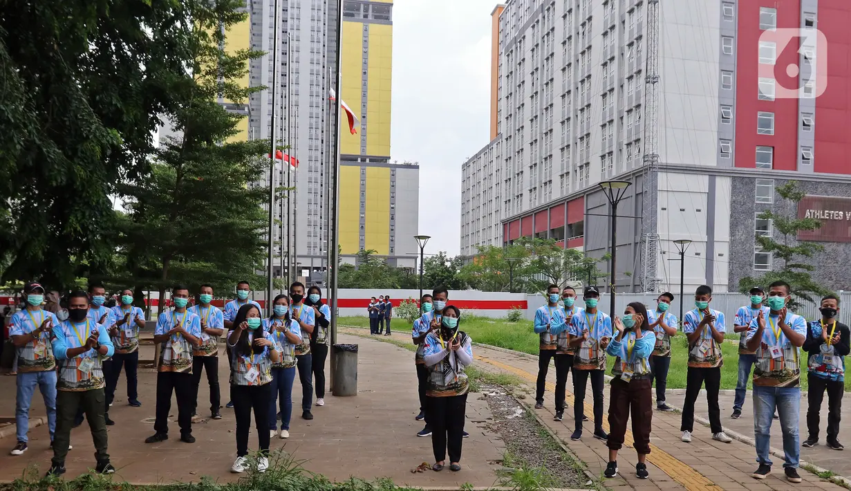 Tenaga nonkesehatan bertepuk tangan selama 56 detik pada peringatan Hari Kesehatan Nasional ke-56 di RSD Wisma Atlet, Jakarta, Kamis (12/11/2020). Aksi tersebut sebagai bentuk penghargaan kepada tenaga kesehatan yang berjuang menghadapi pandemi COVID-19. (Liputan6.com/Herman Zakharia)