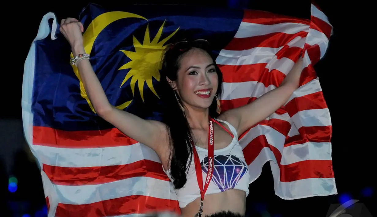 Seorang pengunjung dengan pakaian seksi tampak menikmati alunan musik di DWP 2014, Sabtu (13/12/2014). (Liputan6.com/Faisal R Syam) 