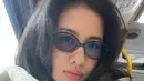 Istri Angga Yunanda ini pun tampil stunning dengan kacamata hitam frame oval. Ia mengenakan jaket fur putih dan tetap membawa tas Chanelnya. [@shenacinnamon]