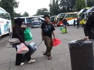 Penumpang bus Antar Kota Antar Provinsi (AKAP) saat tiba di Terminal Kampung Rambutan, Jakarta Timur, Rabu (25/3/2026). (Kapanlagi.com/Budy Santoso)