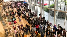 Penonton mengantre saat akan menyaksikan konser "Westlife-The Twenty Tour 2019" di ICE BSD, Tangerang, Banten, Selasa (6/8/2019). Konser ini merupakan reuni untuk menandai kembalinya boy group yang sempat vakum sejak tahun 2012. (Liputan6.com/Fery Pradolo)