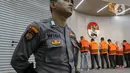 Keenam tersangka tersebut adalah Kepala Dinas (Kadis) Pekerjaan Umum Perumahan Rakyat (PUPR) Kalimantan Selatan Ahmad Sohlan, Kepala Bidang (Kabid) Cipta Karya sekaligus PPK PUPR Kalsel Yulianti Erlynah, Pengurus Rumah Tahfidz Darussalam Ahmad, Plt Kepala Bagian (Kabag) Rumah Tangga Gubernur Kalsel Agustya Febry Andrean, dan dua pihak swasta Sugeng Wahyudi serta Andi Susanto. (Liputan6.com/Herman Zakharia)