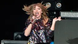 Aksi panggung Taylor Swift saat menghibur penonton dalam acara B96 Jingle Bash di Allstate Arena di Rosemont, Illinois (7/12). (Photo by Rob Grabowski/Invision/AP)