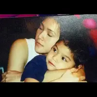 Al Ghazali mengunggah foto saat dipeluk Maia Estianty saat masih kecil (Instagram/@alghazali7)