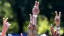 Sejumlah orang menunjukkan tanda perdamaian saat berkumpul untuk membentuk simbol perdamaian raksasa di New York Central Park , Selasa (6/10). Kegiatan yang diprakarsai janda Lennon, Yoko Ono itu menandai ulang tahun John Lennon ke-75.(REUTERS/Mike Segar)