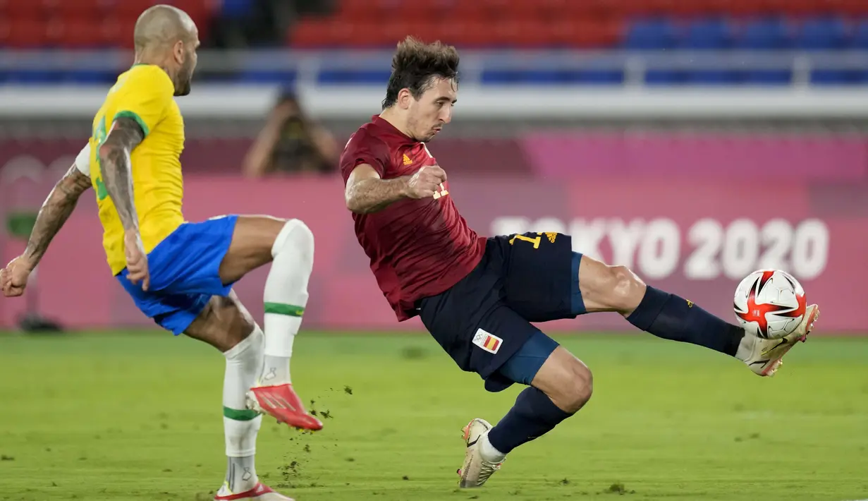 Timnas Spanyol mampu menyamakan kedudukan pada menit ke-61 lewat aksi Mikel Oyarzabal. Berawal dari umpan lambung Carlos Soler di sisi kanan, bola disambar Oyarzabal dengan tembakan kaki kiri. Si kulit bundar pun melesat mulus masuk ke gawang Timnas Brasil. (Foto: AP/Andre Penner)