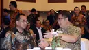 Menteri Perhubungan, Budi Karya Sumadi (kiri) berbincang dengan Menkominfo Rudiantara jelang seminar dan bedah buku Jokoway di Jakarta, Kamis (27/10). Seminar bertema Era Nawacita dan Relevansi Kepemimpinan Multidimensi. (Liputan6.com/Helmi Fithriansyah)