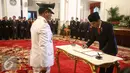 Presiden Joko Widodo menandatangani dokumen saat pelantikan Gubernur dan Wakil Gubernur hasil Pilkada serentak di Istana Negara, Jakarta, Jumat (12/2).  (Liputan6.com/Faizal Fanani)