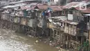Suasana pemukiman bantaran Sungai Ciliwung, Jakarta, Jumat (17/7/2020). Badan Pusat Statistik menyebut tingkat kemiskinan di RI kini membengkak jadi 9,78 persen dari total populasi nasional akibat pandemi virus corona COVID-19. (Liputan6.com/Immanuel Antoniu)