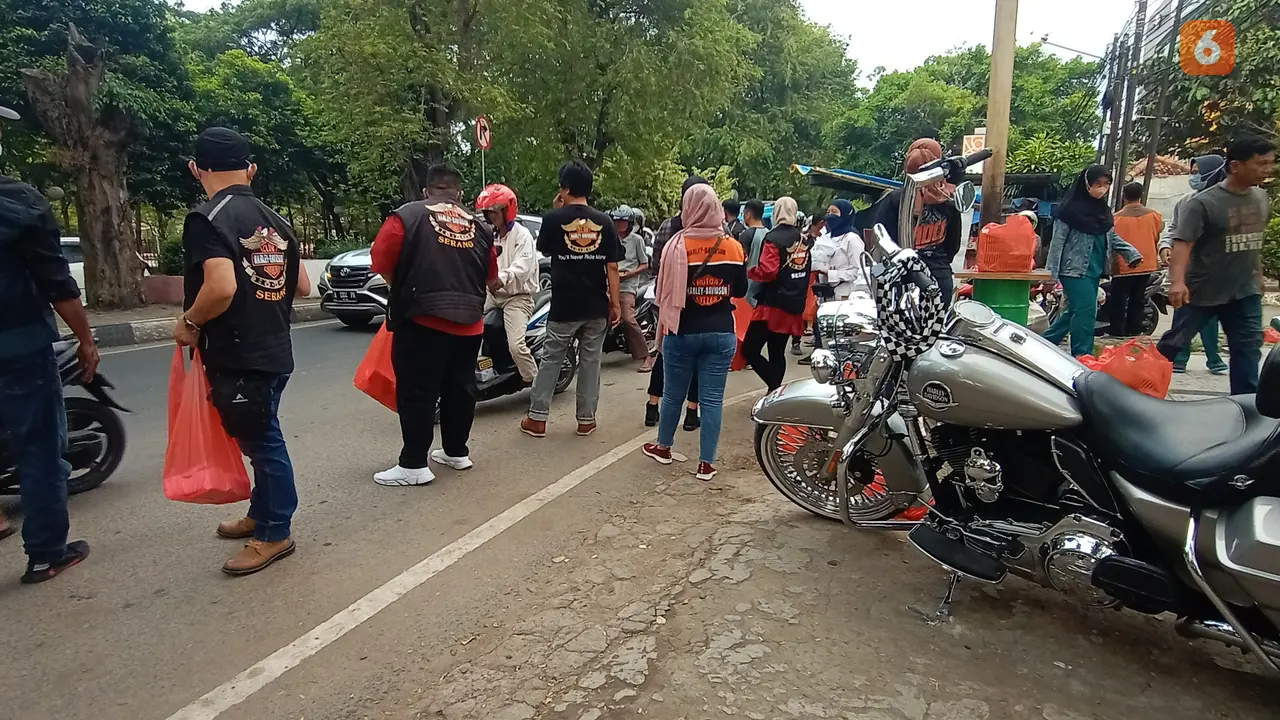 Anggota HDCI Berbagi Takjil Dan Santunan Anak Yatim Di Kota Serang, Banten. (Sabtu, 16/04/2022). (Liputan6.com/Yandhi Deslatama).