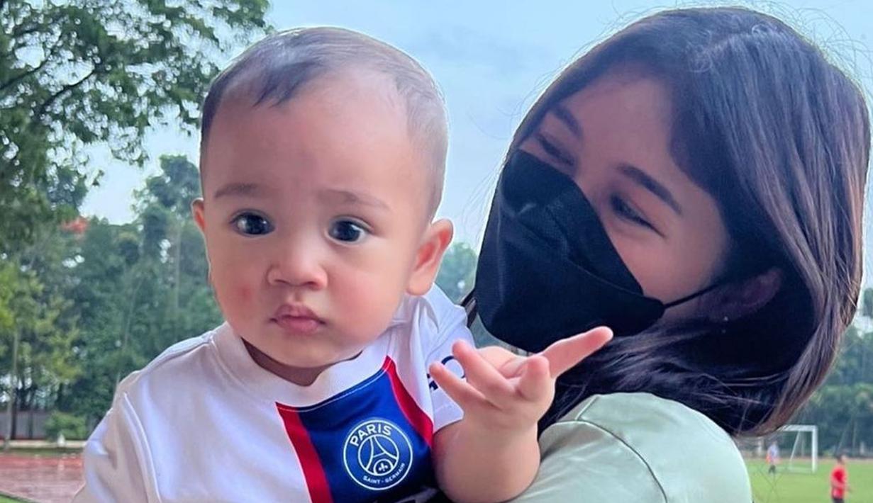 Sebelumnya, pada November 2022 lalu Erina Gudono juga pernah terlihat momong adik Rafathar itu saat temani Kaesang Pangerep main futsal sebelum menikah. Anteng ketika digendong oleh siapa saja, Cipung sukses bikin warganet dan sederet rekan selebriti gemas. Dalam foto tersebut, Erina sendiri terlihat gemas karena Cipung tidak menangis dalam gendongannya. (Liputan6.com/IG/@kaesangerina)
