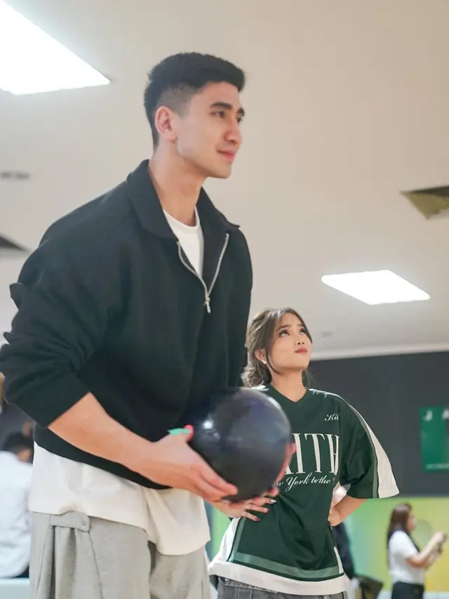 Gaya Kompak Verrel Bramasta dan Fuji An saat Bowling Date, Kasual Chic yang Stylish & Effortless