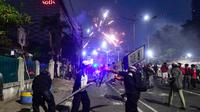 Bentrok massa dan aparat polisi dari Korps Brimob terjadi di di sepanjang Jalan Pejompongan-Penjernihan, Tanah Abang, Jakarta Pusat. (merdeka.com/Arie Basuki)