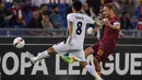 Pemain AS Roma, Francesco Totti, berusaha melewati pemain Astra Giurgiu, Takayuki Seto, dalam laga Grup E Piala Europa di Stadion Olimpico, Roma, Jumat (30/9/2016) dini hari WIB. (AFP/Andreas Solaro)