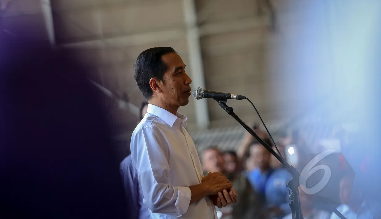Presiden Jokowi menyampaikan pengarahan saat penyerahan Kartu Indonesia Sehat (KIS) bagi pekerja di PT Dok dan Perkapalan Kodja Bahari, Cilincing, Jakarta, Selasa (28/4/2015). (Liputan6.com/Faizal Fanani)