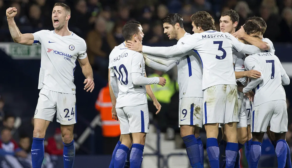 Para pemain Chelsea merayakan gol yang dicetak Eden Hazard ke gawang West Bromwich pada laga Premier League di Stadion The Hawthorns, West Bromwich, Sabtu (18/11/2017). West Bromwich kalah 0-4 dari Chelsea. (AFP/Roland Harrison)