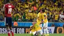 Selebrasi pemain Timnas Brasil usai membungkam Kolombia 2-1 di perempat final Piala Dunia 2014 di Stadion Castelao, Fortaleza, (5/7/2014). (AFP PHOTO/Vanderlei Almeida)