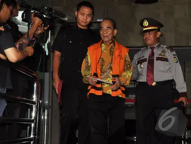 Annas Maamun meninggalkan gedung KPK usai menjalani pemeriksaan, Jakarta, Rabu (14/1/2015). (Liputan6.com/Miftahul Hayat) 