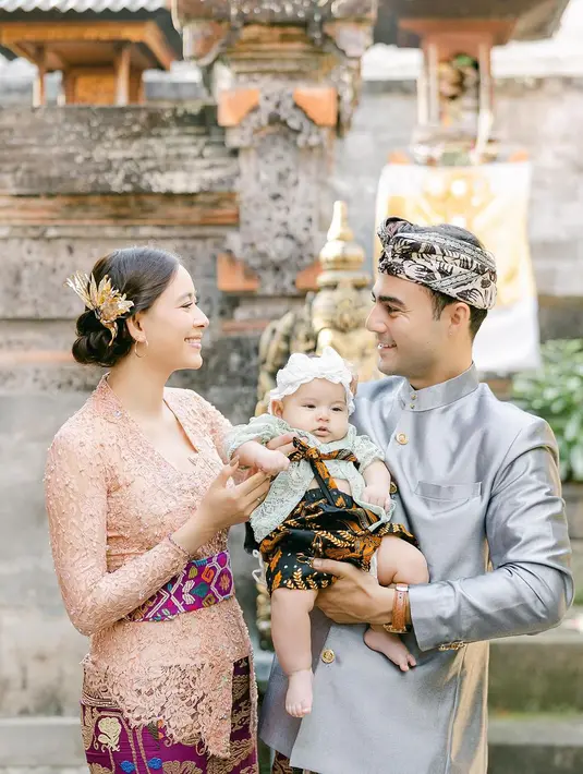 Baru berusia tiga bulan, Victoria, anak Laura Theux tampil imut dalam balutan kebaya Bali. Ia mengenakan kebaya brukat warna hijau pastel dengan rok dan obi batik [@laura_theux]