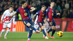 Pada laga ini Rayo memberikan perlawanan dengan baik, tapi Barca tampil cukup solid. Gol tunggal kemenangan Barca datang dari eksekusi penalti Robert Lewandowski di menit ke-28. (AP Photo/Joan Monfort)