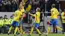 Kapten Swedia, Zlatan Ibrahimovic, bersama rekan-rekan setimnya merayakan gol yang dicetak ke gawang Denmark pada laga play-off Piala Eropa 2016 di Friends Arena, Swedia, Minggu (15/11/2015) dini hari WIB. (AFP Photo/Jonathan Nackstrand)