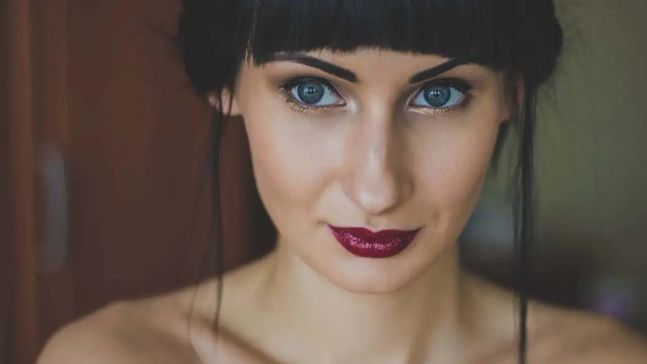 Pakai Lipstik Gelap, 10 Perempuan Ini Tetap Cantik!