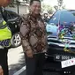 Polisi Satlantas Wonogiri memberhentikan pengendara mobil Kijang Innova yang menggunakan pelat nomor modifikasi. (Instagram @satlantaswonogiri)