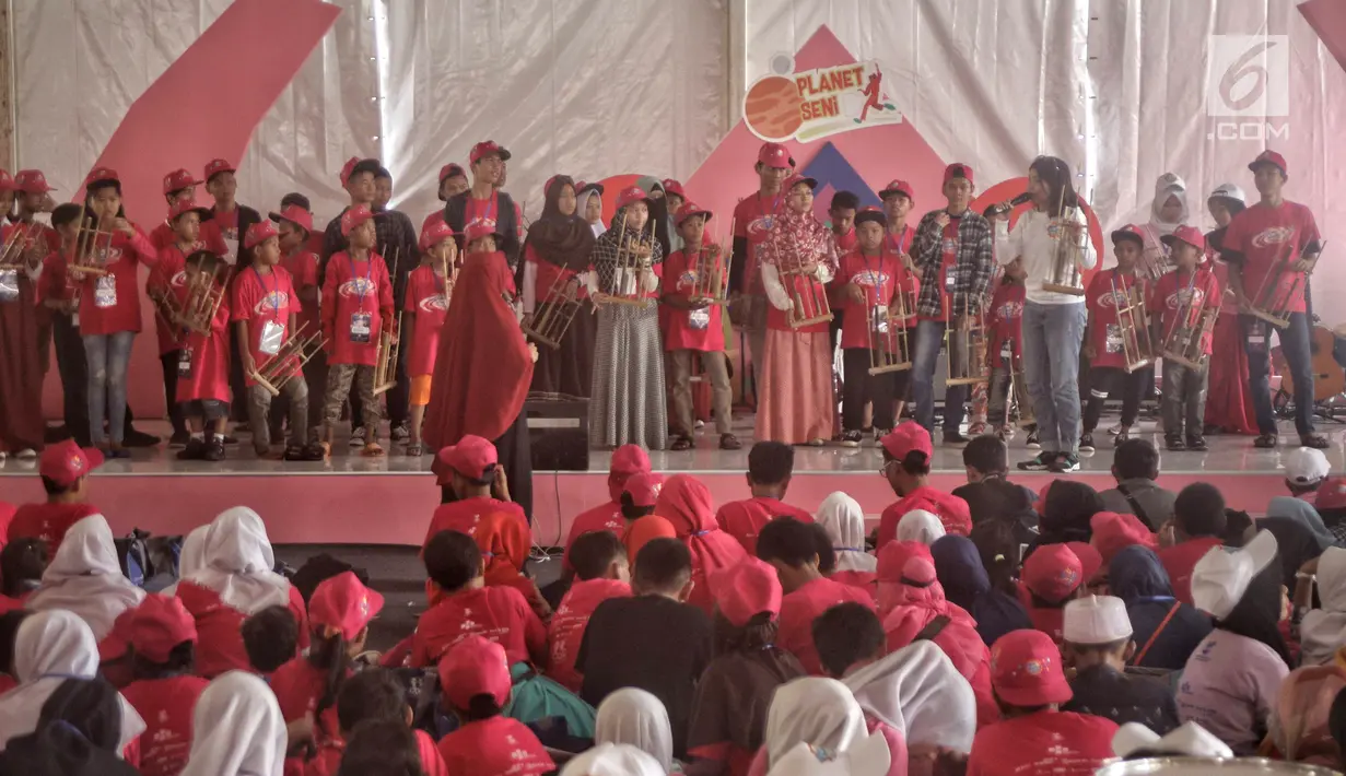 Anak-anak bermain angklung dalam kegiatan Gebyar Prestasi Keluarga Sejahtera di Buperta Cibubur, Jakarta, Minggu (12/8). Anak-anak diharapkan bisa mengaktualisasikan prestasi yang diraih. (Liputan6.com/Faizal Fanani)