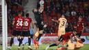Kiper RCD Mallorca, Predrag Rajkovic menghalau bola saat laga lanjutan Liga Spanyol 2022/2023 melawan Atletico Madrid di Mallorca Stadium, 9 November 2022. Rajkovic direkrut Mallorca pada bursa transfer musim panas 2022/2023 dari Stade Reims. Ia kini menjadi kiper andalan Los Bermellones. (AFP/Jaime Reina)