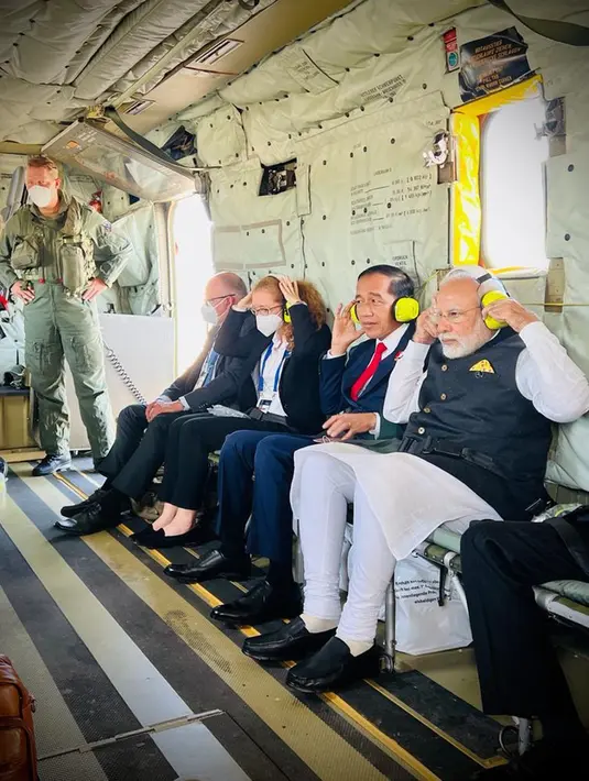 Presiden Joko Widodo atau Jokowi (kedua kanan) bersama Perdana Menteri India Narendra Modi dalam helikopter menuju lokasi KTT G7 di Munich, Jerman, 27 Juni 2022. Dalam KTT G7 kali ini, Jokowi akan mendorong negara-negara G7 untuk bersama-sama mengupayakan perdamaian di Ukraina. (Foto: Muchlis Jr - Biro Pers Sekretariat Presiden)