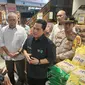 Menteri BUMN&nbsp;Erick Thohir meninjau penjualan beras di Ramayana Klender, Jakarta, Senin (12/2/2024). (dok: Arief)