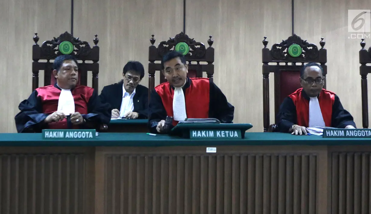 Majelis Hakim memimpin sidang cerai mantan gubernur DKI Jakarta Basuki Tjahaja Purnama atau Ahok dengan Veronica Tan di PN Jakarta Utara, Rabu (21/3). Sidang tersebut memasuki tahap kesimpulan. (Liputan6.com/Arya Manggala)