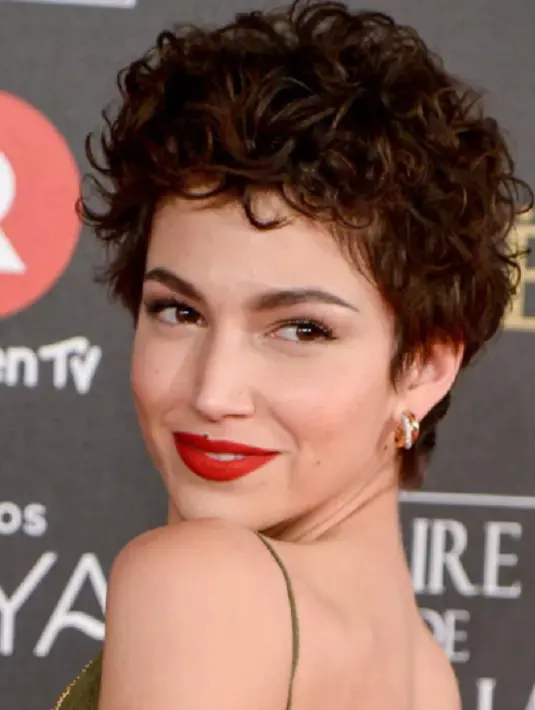 Sekarang cantik tidak harus dengan rambut panjang. Potongan rambut pendek pixie khas tahun 1960an ini juga tak kalah gaya. Ada Putri Diana dan Demi Moore yang pernah tampil dengan potongan rambut ini, di tahun 1990an. Foto: Instyle.