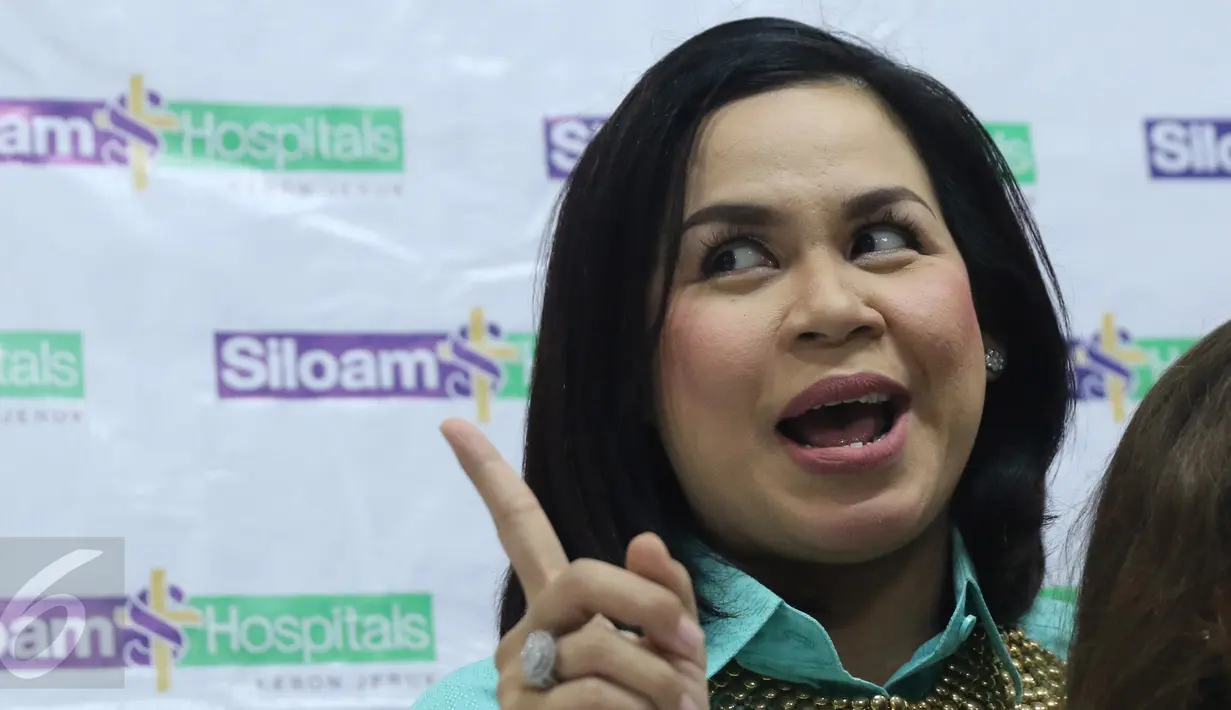 Presenter Melaney Ricardo berbagi cerita saat konferensi pers di RS Siloam Kebon Jeruk, Jakarta, Kamis (5/5). Courage Jordan Lynch lahir melalui operasi caesar pada 3 Mei 2016 dengan berat 3,35 kg dan panjang 49 cm. (Liputan6.com/Herman Zakharia)