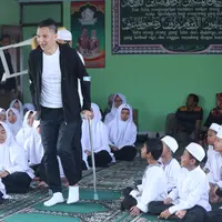 Edison Wardhana di Yayasan yatim piatu Bramadita Rahman (Nurwahyunan/bintang.com)