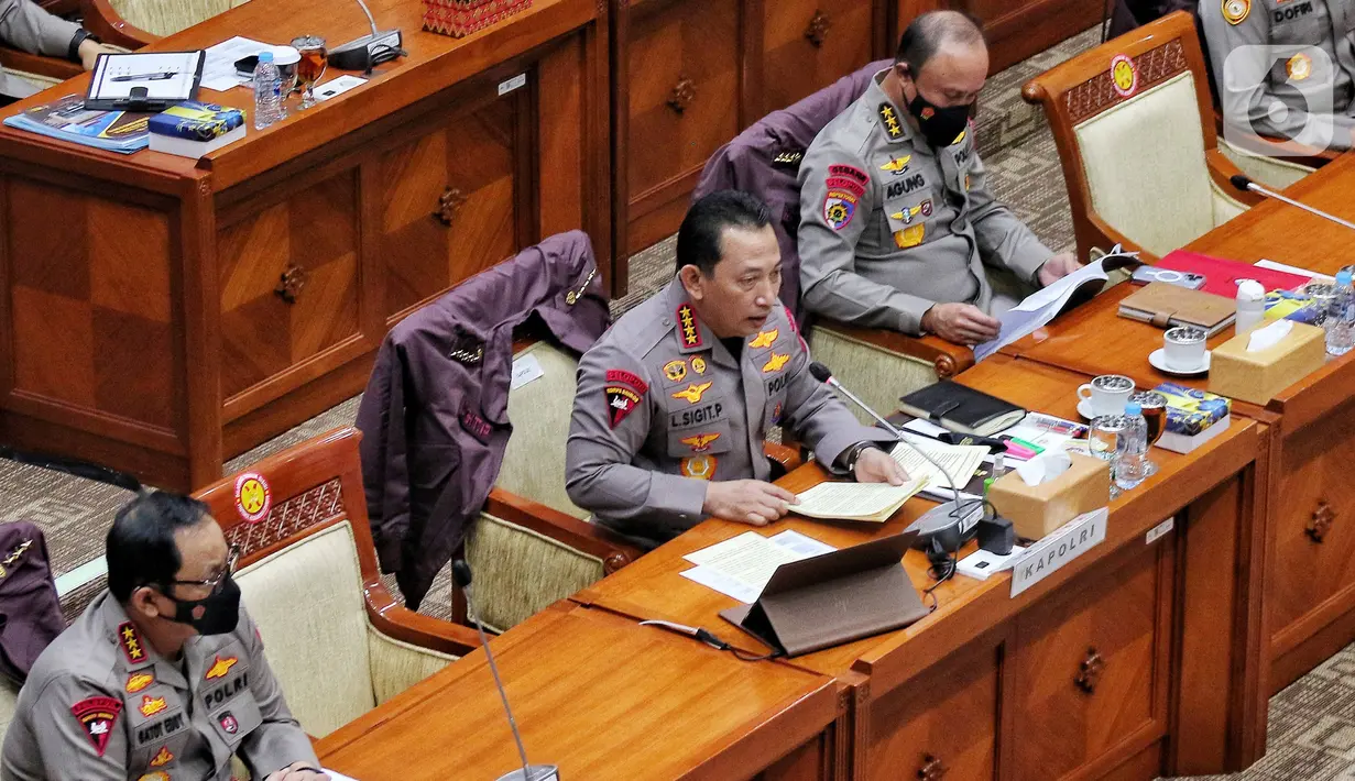 Kepala Kepolisian Negara Republik Indonesia (Kapolri) Jenderal Pol. Listyo Sigit Prabowo (tengah) saat mengikuti rapat dengar pendapat (RDP) dengan DPR RI di Jakarta, Rabu (24/8/2022). Rapat tersebut membahas kasus penembakan Brigadir J di rumah dinas Irjen Pol. Ferdy Sambo. (Liputan6.com/Angga Yuniar)