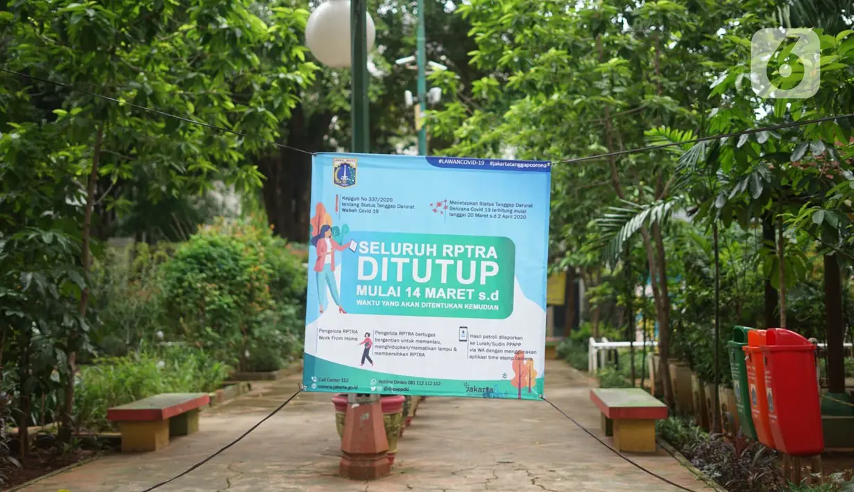 Spanduk pemberitahuan di Ruang Publik Terpadu Ramah Anak (RPTRA) Amir Hamzah, kawasan Menteng, Jakarta, Selasa (21/4/2020). Pemerintah Provinsi (Pemprov) DKI Jakarta menutup RPTRA di masa penerapan Pembatasan Sosial Berskala Besar (PSBB). (Liputan6.com/Immanuel Antonius)