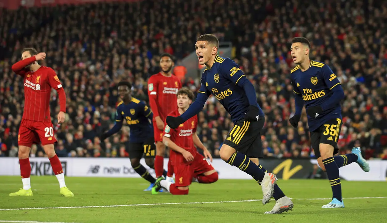 Pemain Arsenal, Lucas Torreira, melakukan selebrasi usai mencetak gol ke gawang Liverpool pada laga Piala Liga Inggris 2019 di Stadion Anfield, Rabu (30/10). Liverpool menang adu penalti atas Arsenal dengan skor 5-4. (AP/Jon Super)