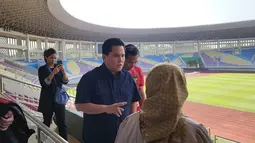 Ketua Umum PSSI, Erick Thohir, meninjau salah satu tribun penonton dari Stadion Manahan, Minggu (4/6/2023). Kunjungan Erick Thohir untuk memastikan Stadion Manahan siap menyelenggarakan Kualifikasi Piala Asia U-23 2024 yang akan berlangsung pada 6 hingga 12 September 2023. (Bola.com/Radifa Arsa)