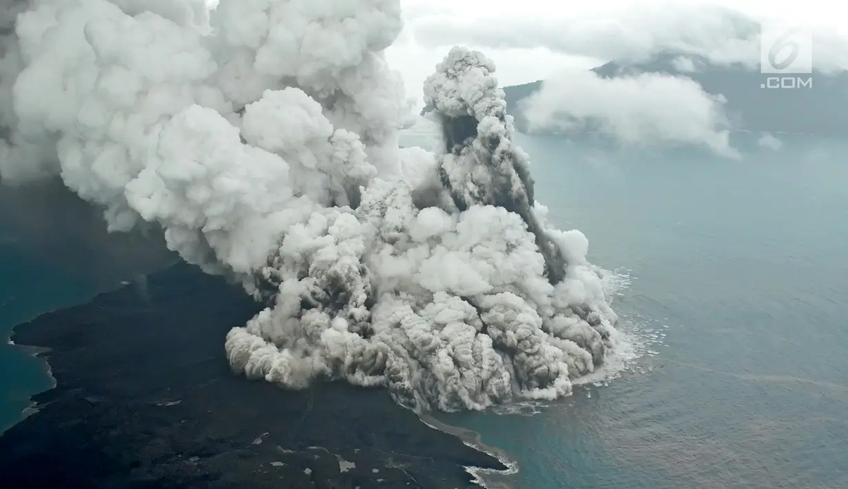 Aktivitas Gunung Anak Krakatau dari udara yang terus mengalami erupsi, Minggu (23/12). Gunung Anak Krakatau tercatat mengalami erupsi pada Sabtu malam sekitar pukul 21.03 (Liputan6.com/Pool/Susi Air)
