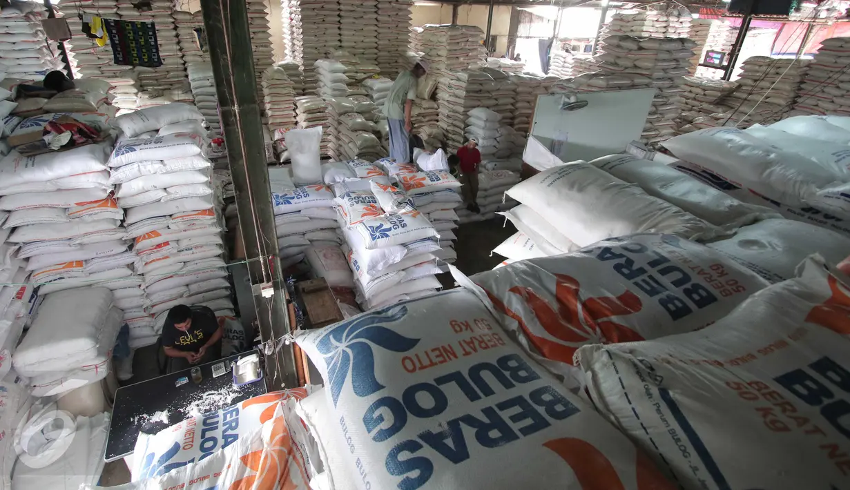 Pekerja di Pasar Induk Cipinang, Jakarta, (16/2). Harga beras pada pekan pertama Ferbuari rata-rata yaitu Rp13.344 per kilogram, dan pada pekan kedua berkisar Rp10.000 per kilogram. (Liputan6.com/Angga Yuniar)