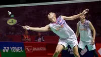 Kemenangan tersebut setidaknya menjaga asa ganda putra Indonesia juara di rumah sendiri. Sebelumnya, dua pasangan lain yaitu Sabar Karyaman Gutama/Moh Reza Pahlevi dan Rahmat Hidayat/Yeremia Erich Yoche Yacob Rambitan sudah tumbang di babak pertama hari ini. (Bola.com/Bagas lazuardi)