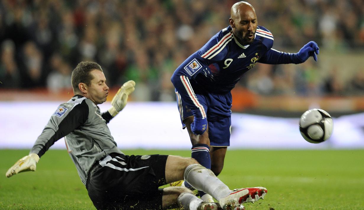 Nicolas Anelka (kanan) bergabung bersama Arsenal pada 1997 dari Paris Saint-Germain dengan mahar sebesar 500 ribu pound. Anelkan tampil sebanyak 65 kali dan mencetak 23 gol bagi The Gunners. (AFP/Franck Fife)
